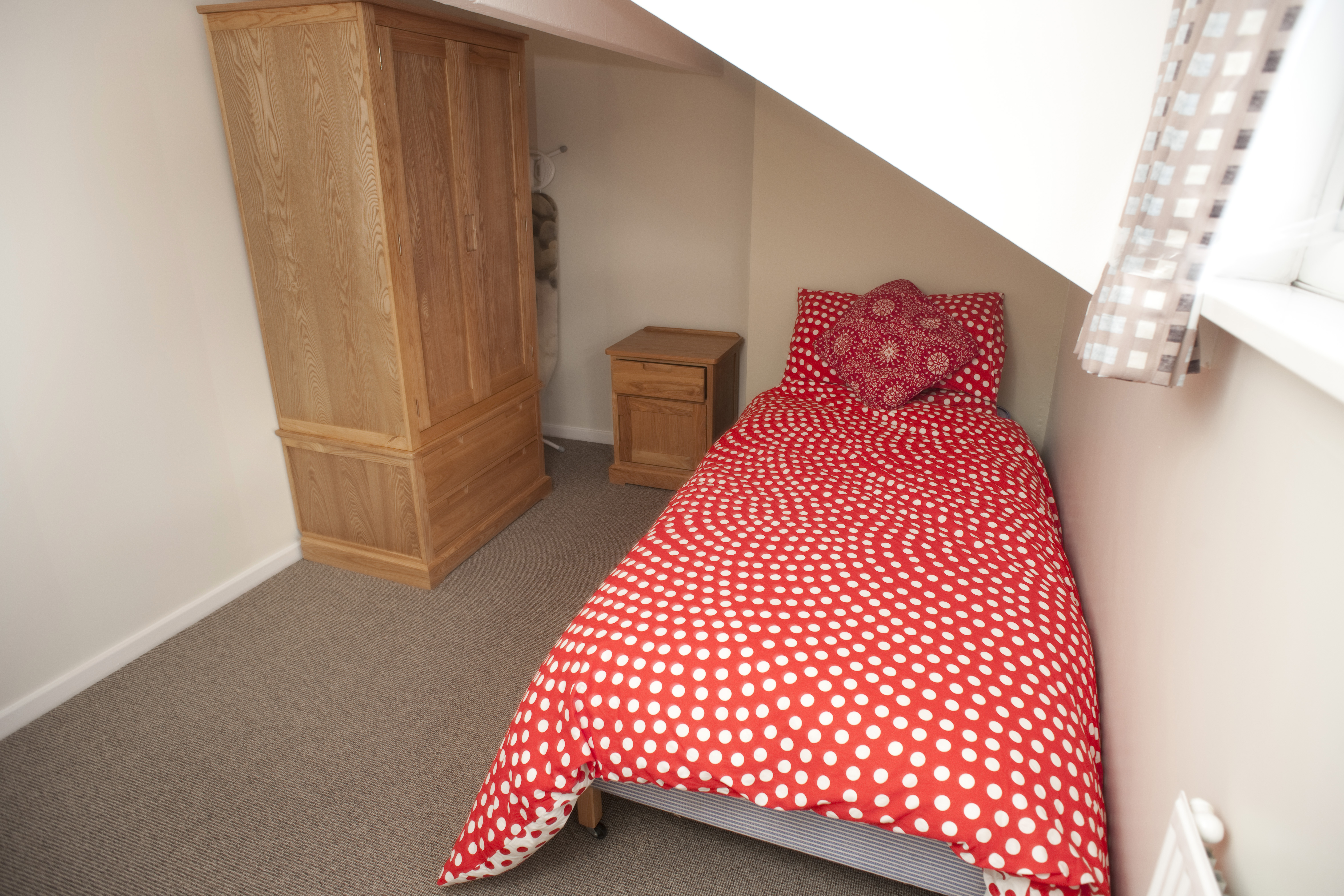 26 KRd Bedroom 2 (2).JPG